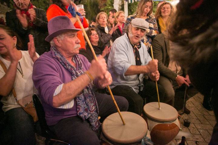 Letras y coplillas tradicionales y adaptadas a nuestros días.