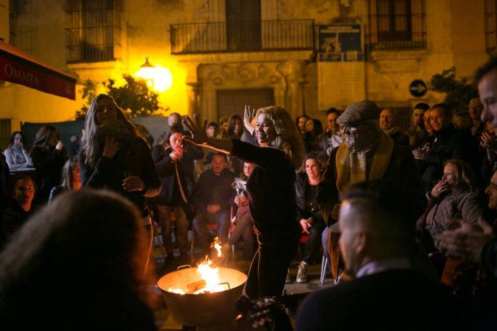 Las Zambombas, con la candela en el centro y espacio para arrancarse a cantar y bailar.