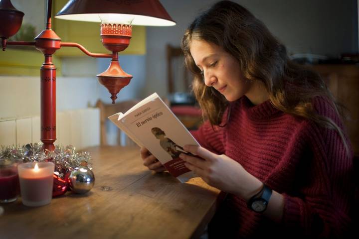 Adolescente leyendo 'El nervio óptico'