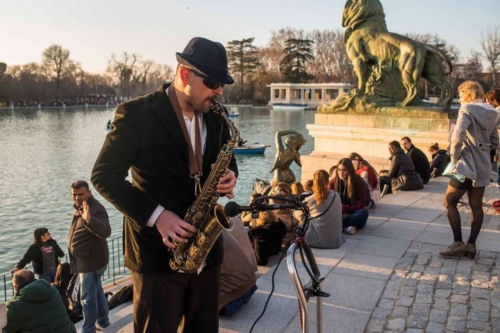 Al otro lado del estanque, debajo de Alfonso XII, es fácil encontrar música para la puesta de sol.