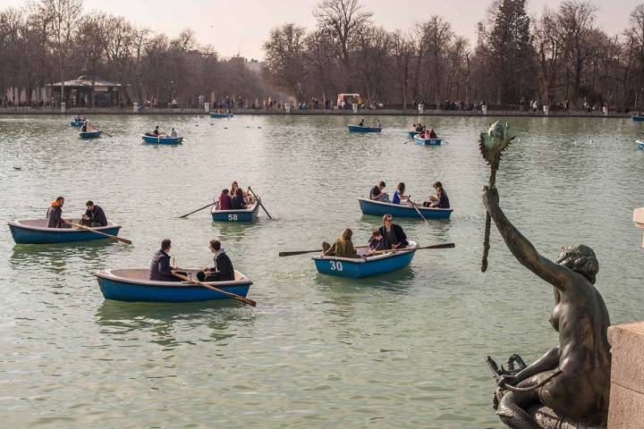 Las barcas, un lugar diferente para contemplar el mundo fantástico del paseo del Estanque Grande.