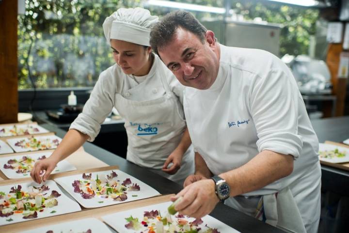 Martín Berasategui en las cocinas de su restaurante de Lasarte. Foto: Sofía Moro.