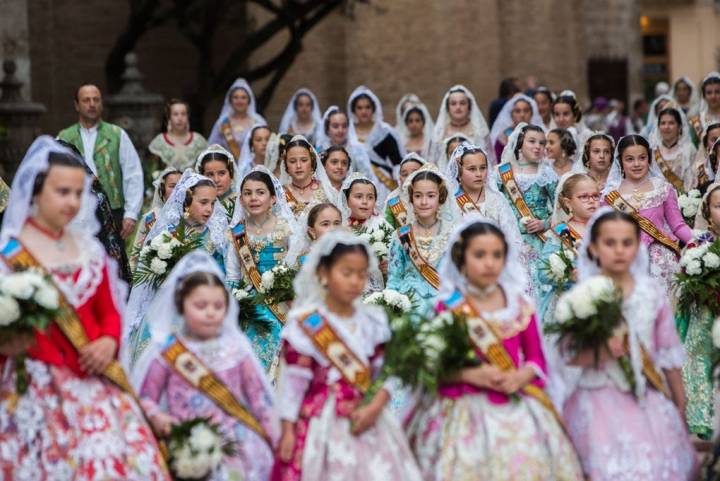 Las falleras y sus trajes luminosos, todo un espectáculo. Foto: Eva Máñez.