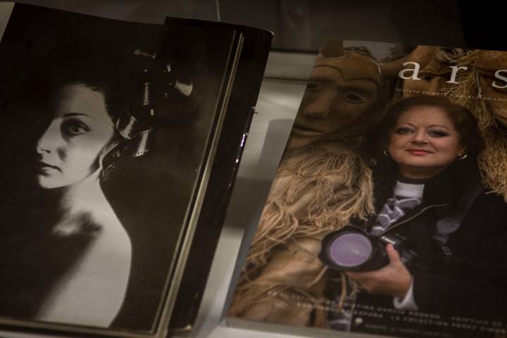 museo cristina garcia rodero. a la izda, autorretrato de cristina garcia rodero de joven. dcha, portada de uno de los libros expuestos en la planta de la coleccion permanente 