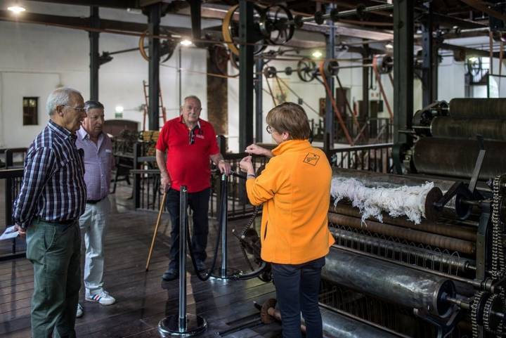 En Boinas Elósegui explican cómo la lana merina aún puede verse en las hilanderas de la fábrica.