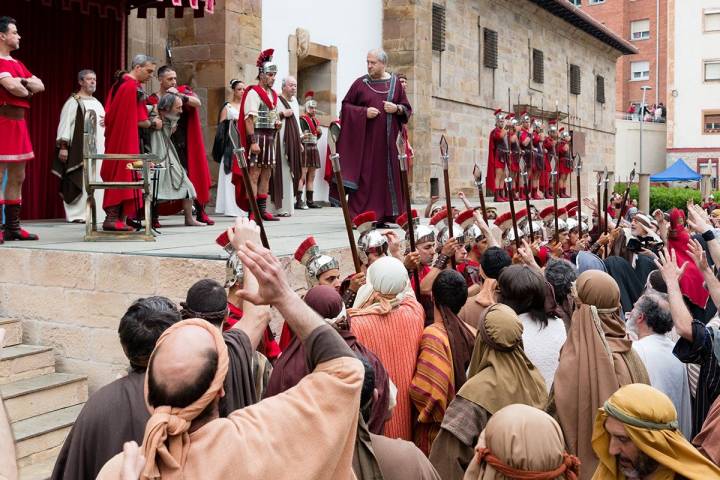 El pueblo participando en uno de los momentos del viacrucis de Cristo. Foto: Asociación Vía Crucis Balmaseda