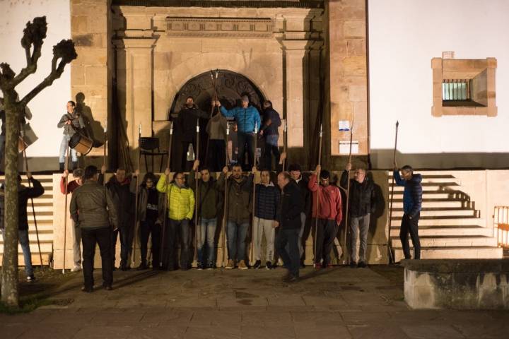 Ensayos nocturnos en el pueblo previos a la gran cita religiosa. Foto: Eneko García Ureta.