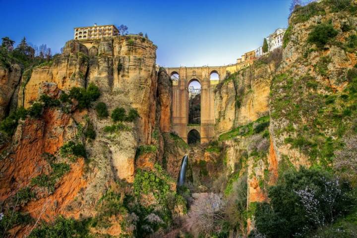 Unos 500 m de longitud y 100 m de profundidad tiene el desfiladero del Tajo de Ronda. Foto: Shutterstock.