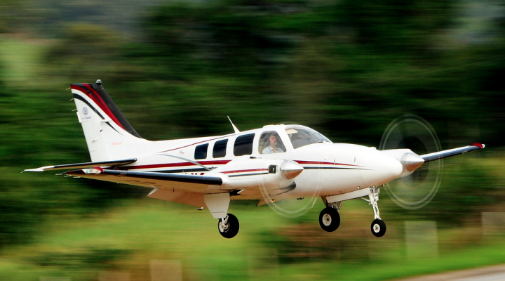 Un jet privado sobrevuela campos de golf. Foto: Jones Cesar. Flickr.