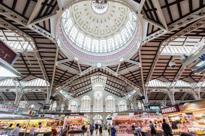 El Mercat Central de Valencia es un escenario perfecto para pasear con tu pareja eligiendo cada producto.