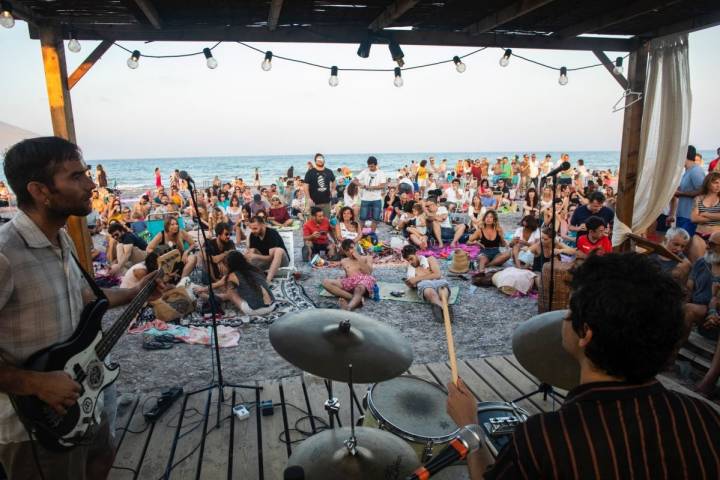 Rock, pop, jazz, latino, punk, surf, garage... son algunos de los ritmos que suenan en esta playa.