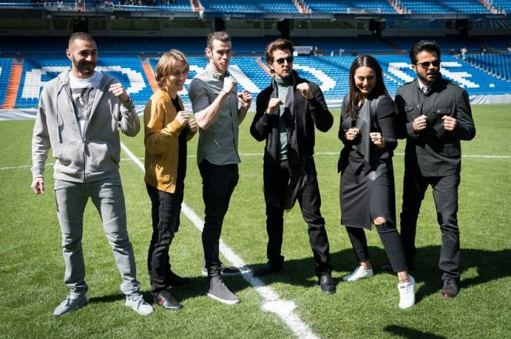 Las estrellas de Bollywood Hrithik Roshan, Sonakshi Sinha y Anil Kapoor con jugadores en el Bernabéu. Foto: José Haro.