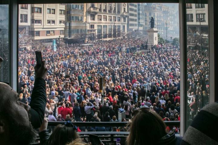 La Plaza del Ayuntamiento se llena de gente cada vez que celebran la mascletà.