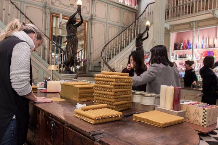 La familia Subirà lleva elaborando velas en este ambiente barroco desde 1761