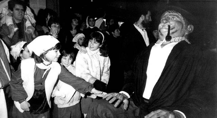 Los niños adoran al Olenztero. Aquí en 1993. Foto: Javier Bergasa.