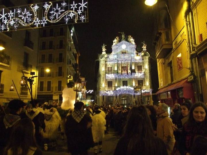 El desfile del Olentzero a su paso por el Ayuntamiento de Pamplona. Foto: Asociación Amigos de Olentzero de Pamplona.