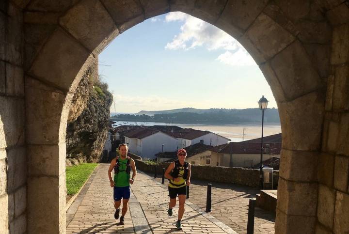 Corriendo para realizar la subida al Castillo de San Vicente de la Barquera. Foto: Guillermo Calvo.