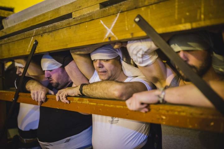 Los costaleros de la primera 'trabajadera' del palio de El Amor durante el último ensayo de esta Cuaresma.