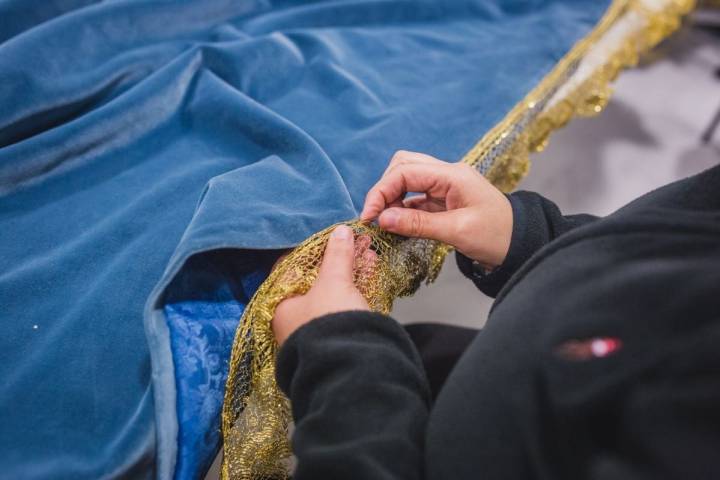 Detalle del cosido de la blonda dorada del manto celeste de la Virgen de Consolación.