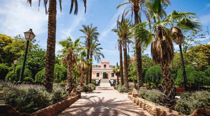 Un paseo por el jardín del chalé Panach. Foto: Almudena Torres.