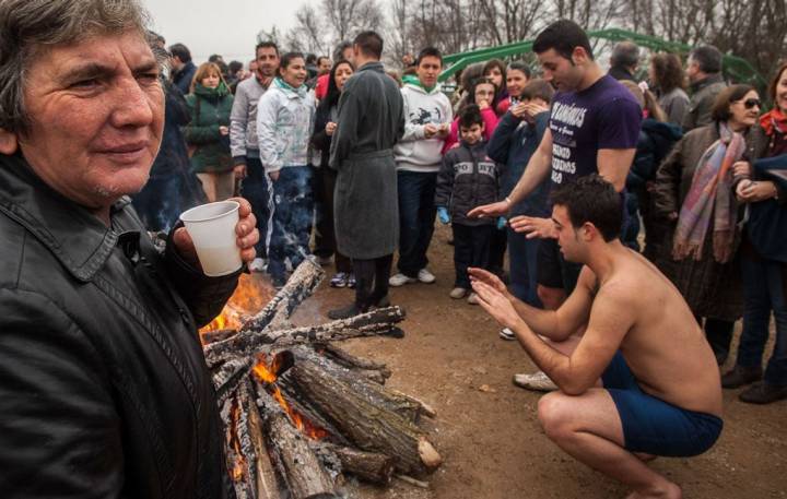 Las hogueras, el refugio de todo aquel que sale tiritando del agua.