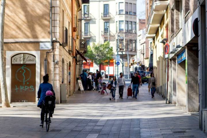 Paseando por la calle Mayor de Sarrià.