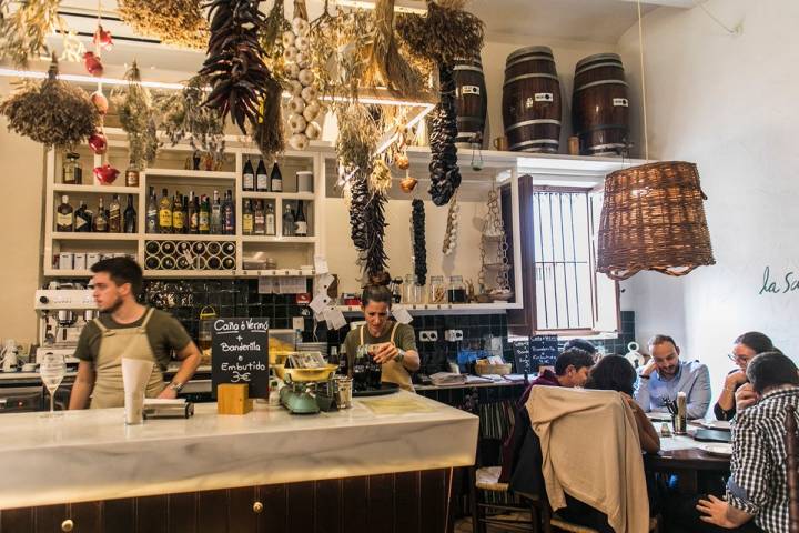 La rehabilitación de la bodega ha respetado el olor a tradición.