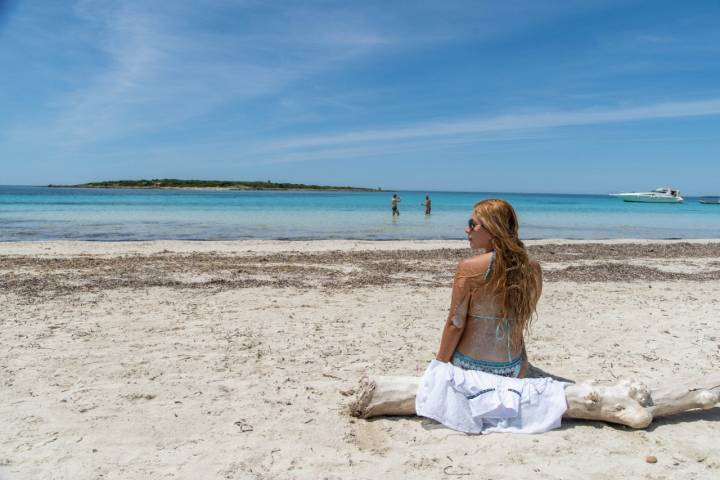 Platja d'es Carbó: mujer en la arena