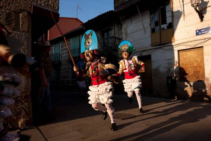 El sonido de los cencerros no cesa desde que los cigarrones echan a correr por las calles de Verín. Foto: Nacho Calonge.