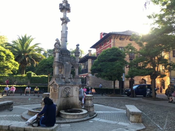 Fuente de los Tres Caños, de Doménech, y Palacio de Ocejo, que convirtió esta villa en la primera con electricidad