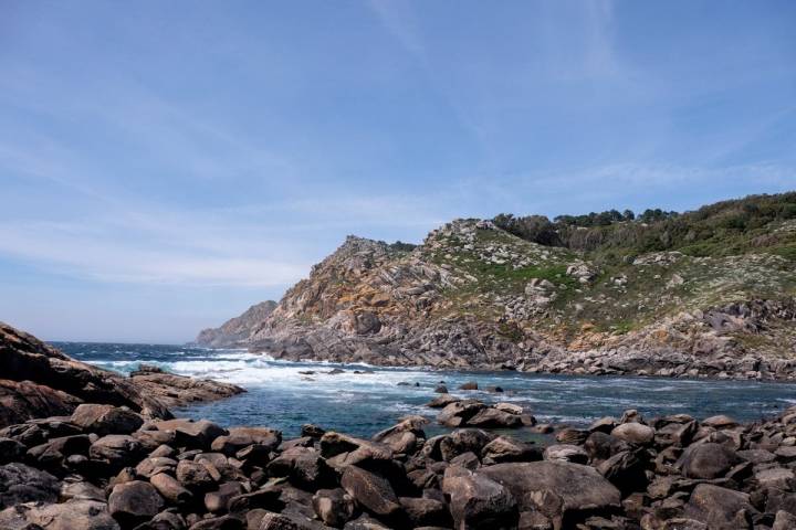 El puente que une dos de las islas de Cíes es rebasado muchas veces por el Atlántico.