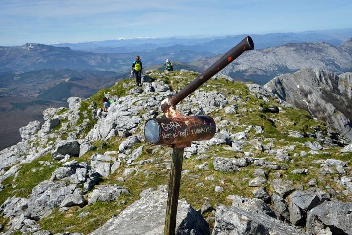 Amboto: Buzón de la cima del Amboto, donde los montañeros dejan sus tarjetas de visita. Foto: Alfredo Merino | Marga Estebaranz