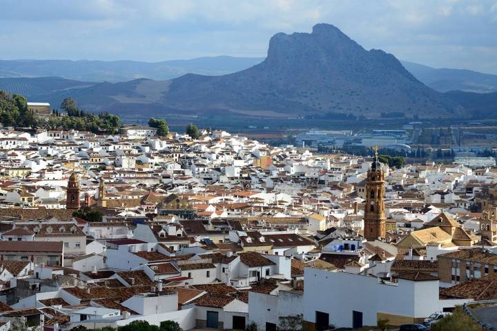 Antequera: Vista de Antequera con la Peña de los Enamorados en el horizonte. Foto: Alfredo Merino | Marga Estebaranz