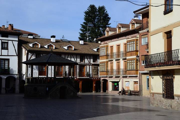 Plaza de Ezcaray, en La Rioja. Fotos: Alfredo Merino y Marga Estebaranz.