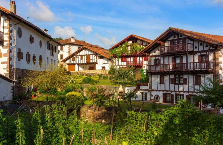 Etxalar es un pueblo ubicado entre prados y montañas. Foto: shutterstock.