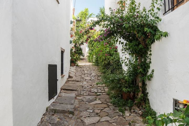 Imagen de uno de los maravillos pueblos de la zona, Castellar de la Frontera. Foto: Shutterstock.