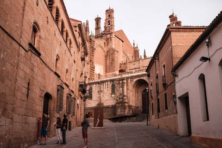 Los palacios cercanos a la catedral rememoran un pasado glorioso.