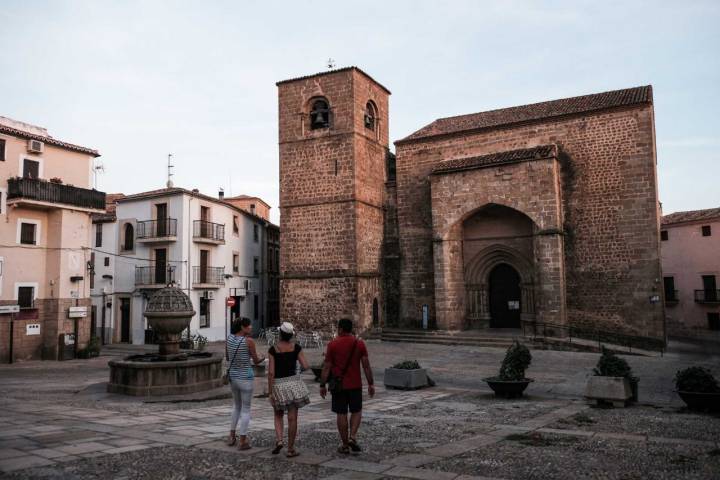 La Iglesia de San Nicolás, del siglo XIII, se alza majestuosa ante el Palacio de Mirabel.