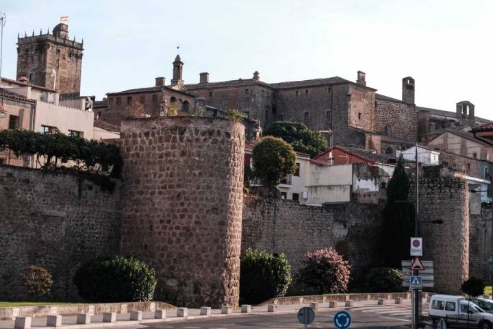 La doble muralla de Plasencia, siempre lista para deslumbrar.