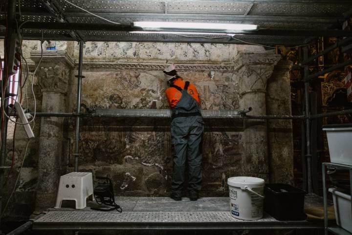 Mar limpiando uno de los frescos de Santa María de Nogueira.