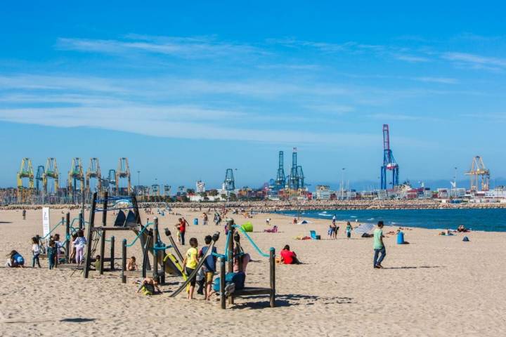 Niños jugando en el parque infantil de playa Pinedo, en El Saler (Parque Natural de la Albufera, Valencia).