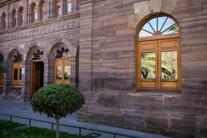 Fachada de la Casa de Baños de Puertollano.