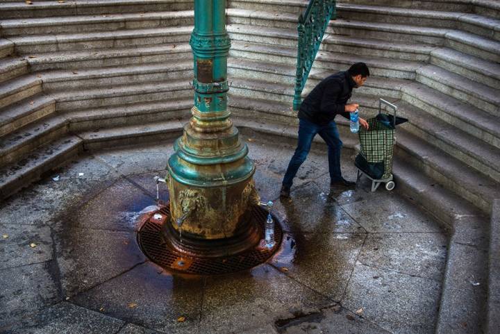 Un hombre llena botellas en Fuente Agria.