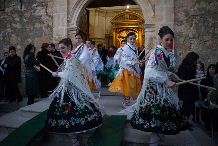 Las danzantas con sus palos de madera protagonizan las escenas más emotivas.