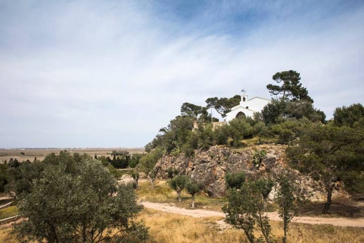 En lo alto de la Muntanyeta dels Sants, la Ermita de los Santos de Piedra, patronos de los agricultores.