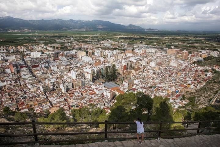 A los pies del Castillo de Cullera, el casco histórico de la ciudad.