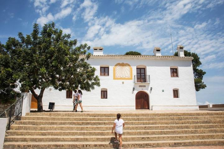 Para visitar la Muntanyeta dels Sants debes llegar a Sueca, pedanía cercana a Cullera.