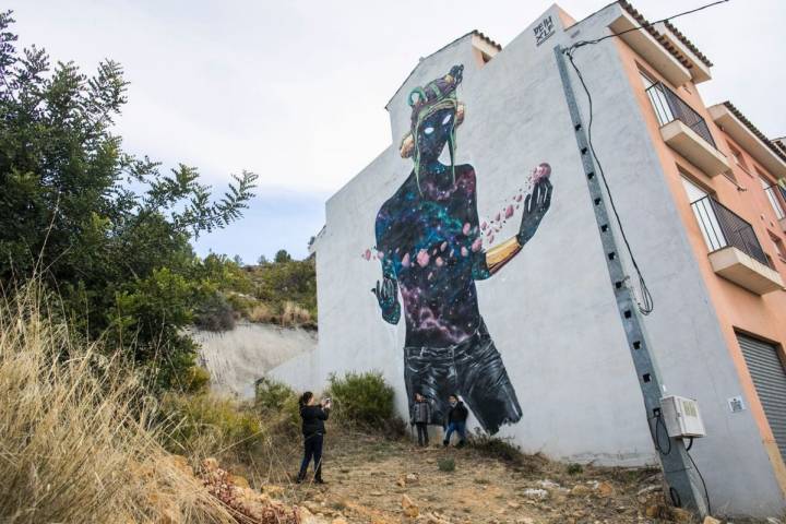 En los itinerarios descubres figuras gigantes, como esta creación de Deih, en cualquier rincón.