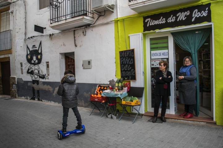 Las pinturas te asaltan por las calles del pueblo, como este gato rockero de Thiago Goms.