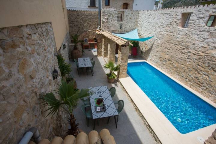 Piscina y patio interior del alojamiento rural Casa Sastre Seguí, en Alpatró, Valle de la Gallinera, Valencia.